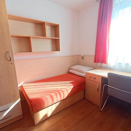 Famulus Kollegium Hostel Дьор Екстериор снимка