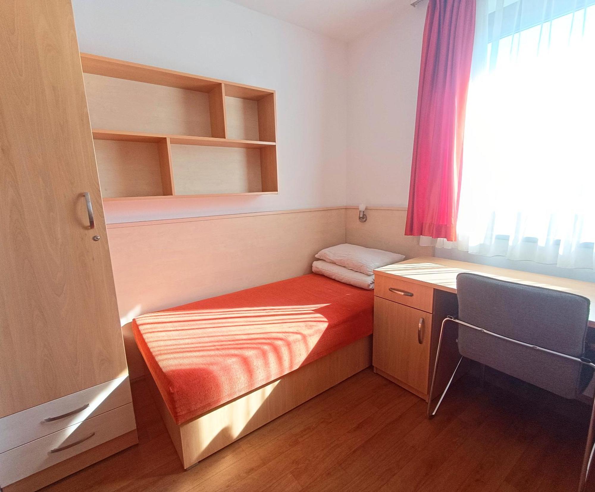 Famulus Kollegium Hostel Дьор Екстериор снимка