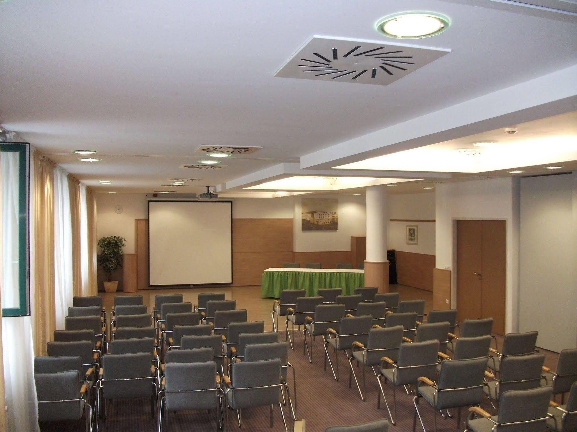 Famulus Kollegium Hostel Дьор Екстериор снимка